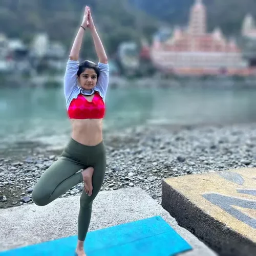 https://www.wellintra.com/wp-content/uploads/2019/03/helly-best-yoga-instructor-south-mumbai-500x500.webp